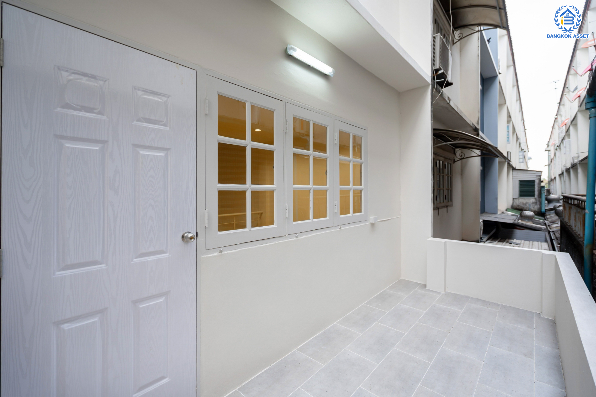 ทาวน์เฮ้าส์มือสองนนทบุรี ม.สรานนท์ ติวานนท์-ปากเกร็ด ทาวน์เฮ้าส์ 3ชั้นครึ่ง เนื้อที่ 18 ตร.ว. ฟังก์ชัน 4 ห้องนอน 3 ห้องน้ำ จอดรถได้ 2 คัน พร้อม Living Room กว้างขวาง บนทำเลติดถนนติวานนท์ ใกล้เซ็นทรัลแจ้งวัฒนะ และรถไฟฟ้าสายสีชมพู "สถานีแยกปากเกร็ด"